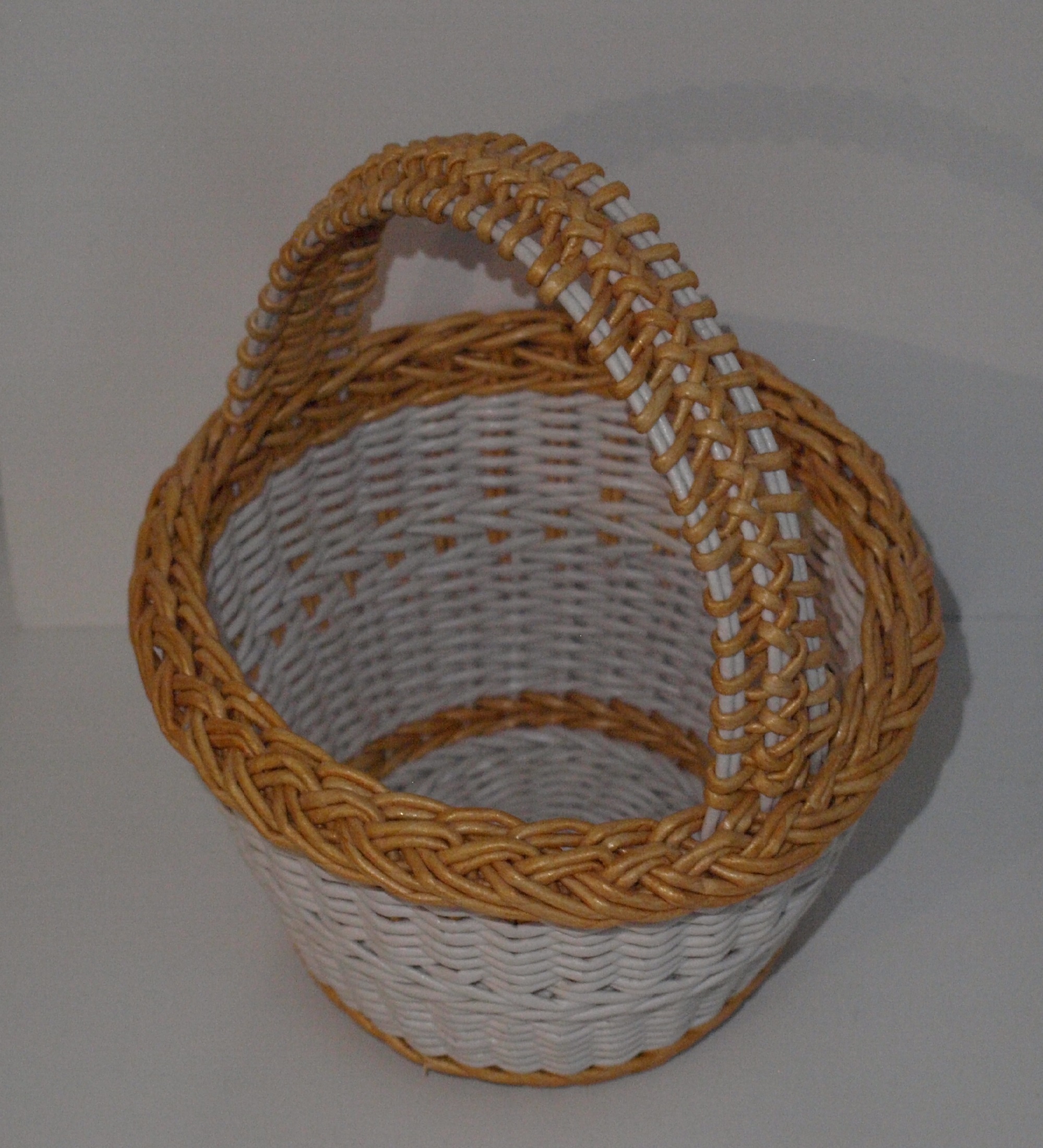 Корзина из лозы. Корзина плетеная из бумажной лозы.